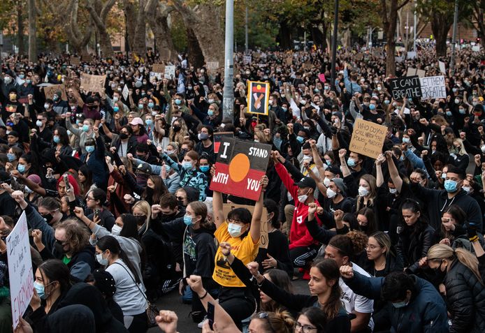 Tienduizenden Australiërs komen op straat om te betogen tegen raciale ongelijkheid en politiegeweld. Deze foto is vandaag getrokken in Sydney.