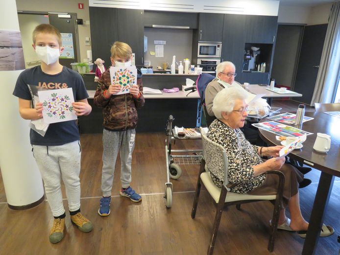 Leerlingen van BuBaO Sint-Idesbald verrasten de bewoners van WZC De Zilverberg met nieuwjaarswensen.