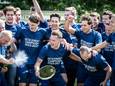De selectie van ZZC'20 toont de kampioensschaal.