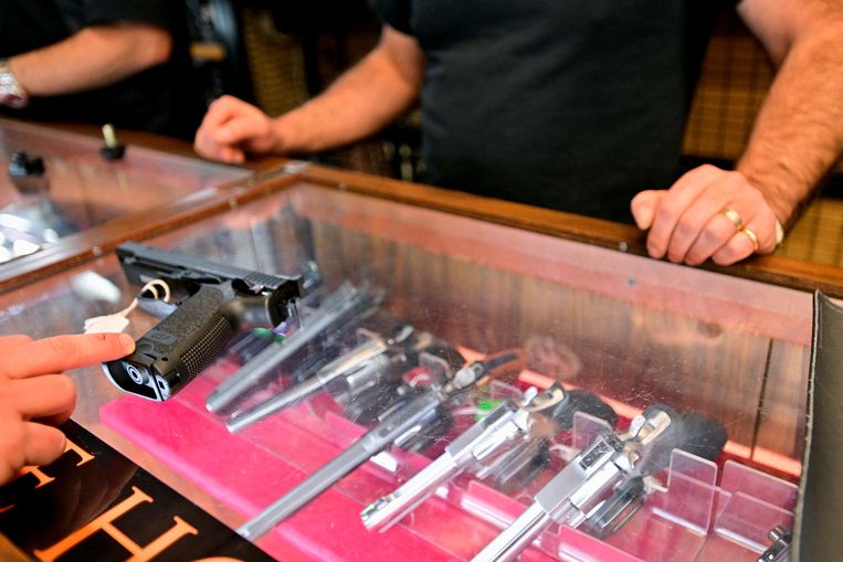 Een klant van de winkel Wanstall's Hunting & Shooting bekijkt een geweer nadat de Canadese overheid bekendmaakte een verbod in te stellen op het kopen en verkopen van vuurwapens. Beeld REUTERS