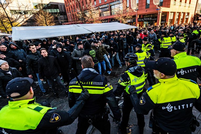Leden van de harde kern van PSV geven een tegendemonstratie op de actie van Kick Out Zwarte Piet, 17 november vorig jaar. Beeld ANP