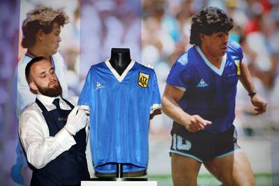 Een krankzinnig record: mythisch shirt van Diego Maradona geveild voor 8,8 miljoen euro