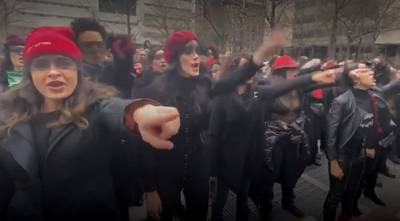 Un flashmob puissant devant le tribunal où se trouve Harvey Weinstein
