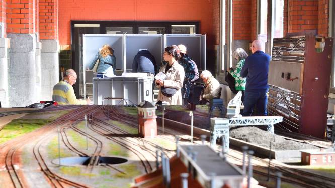 Stemmen tellen in Roosendaal op drie plekken tijdelijk gestopt vanwege uitgeputte vrijwilligers