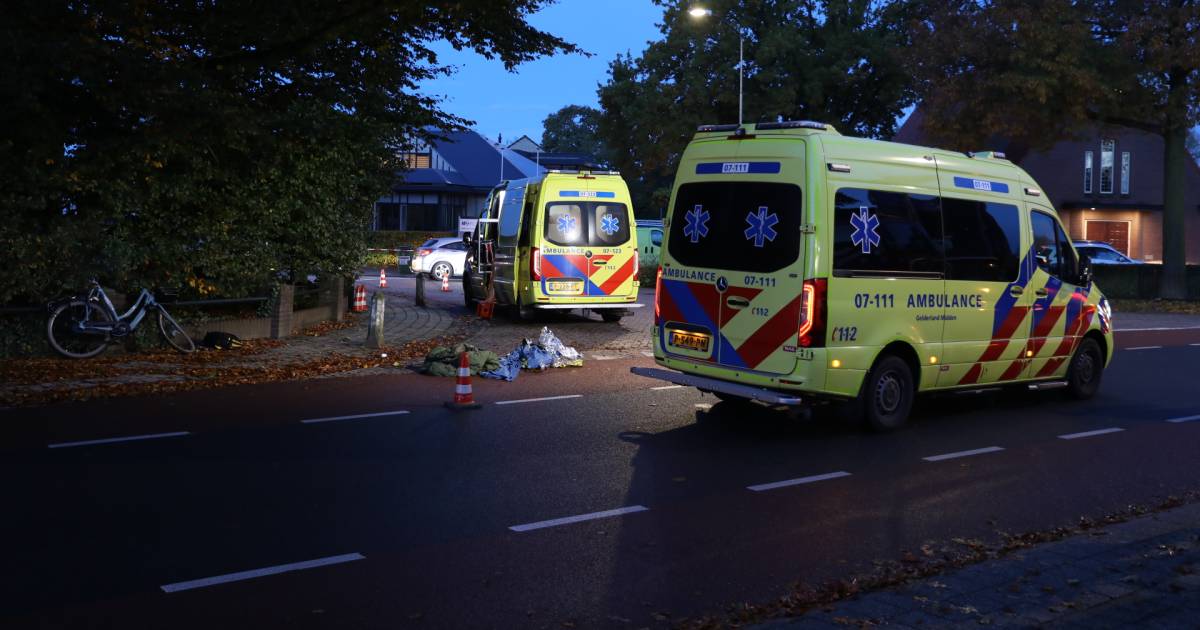 Ernstig ongeluk tussen fietser en vrachtwagen in Harskamp, traumahelikopter landt.