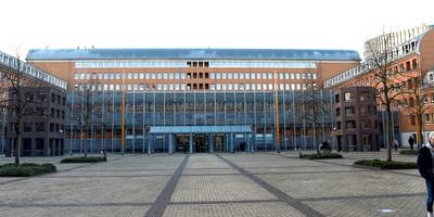 Verdachte trekt het niet en verlaat hyperventilerend de rechtszaal