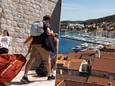 Toeristen moeten reiskoffers met wieltjes voortaan dragen in Dubrovnik