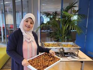 Zahia (43) ‘vergat’ heftige heimwee door haar eigen cateringbedrijf: ‘Duizend hapjes? Geen probleem’