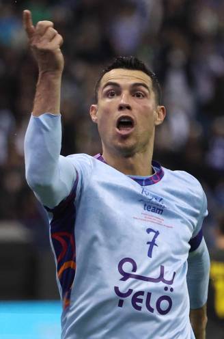 KIJK. Cristiano Ronaldo scoort twee keer bij Saoedisch debuut, maar ziet doelpuntenmaker Messi en PSG spektakelstuk winnen