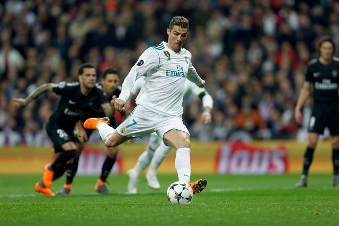 Cristiano Ronaldo schiet vanaf elf meter raak tegen Paris Saint-Germain.