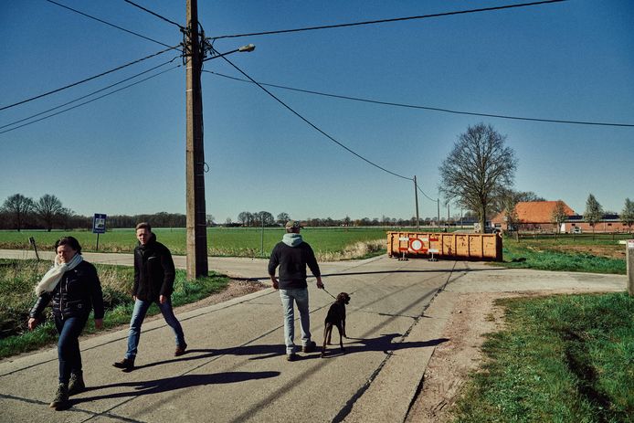 Een container verspert de grensovergang in Hoogstraten op een sluipweg naar Nederland.