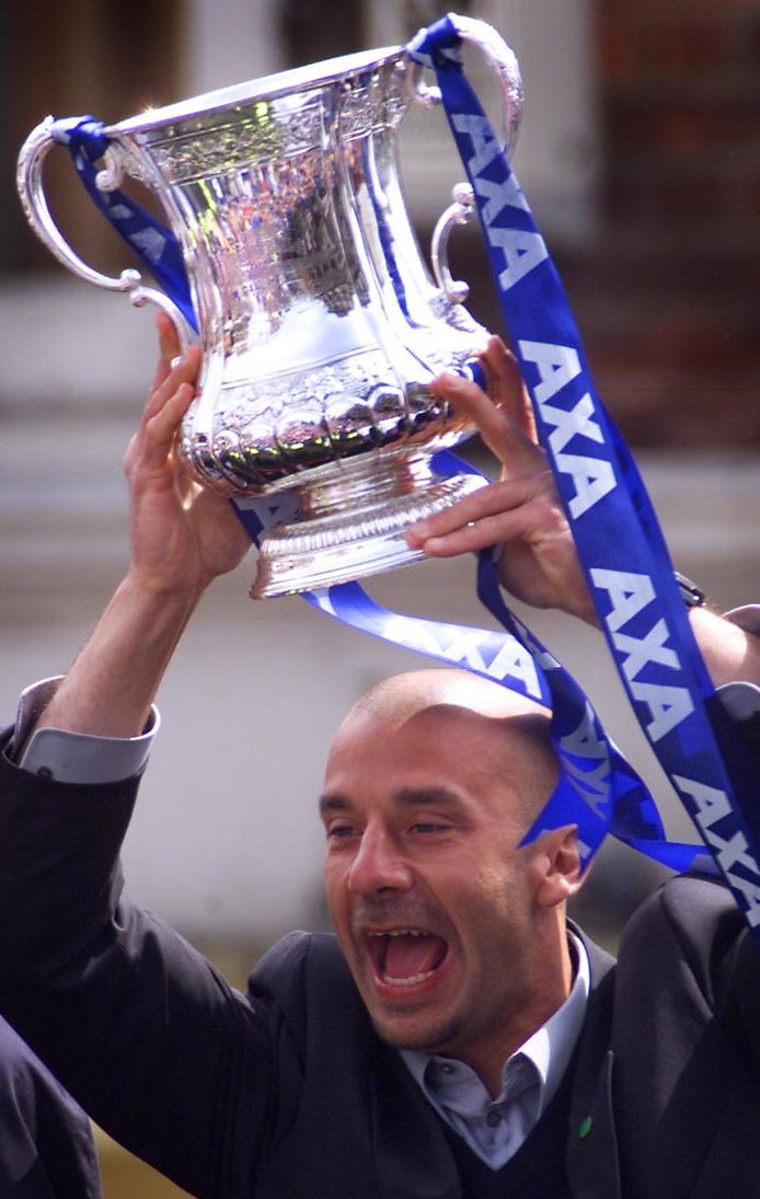 Vialli met de FA Cup die hij als trainer van Chelsea won in 2000.