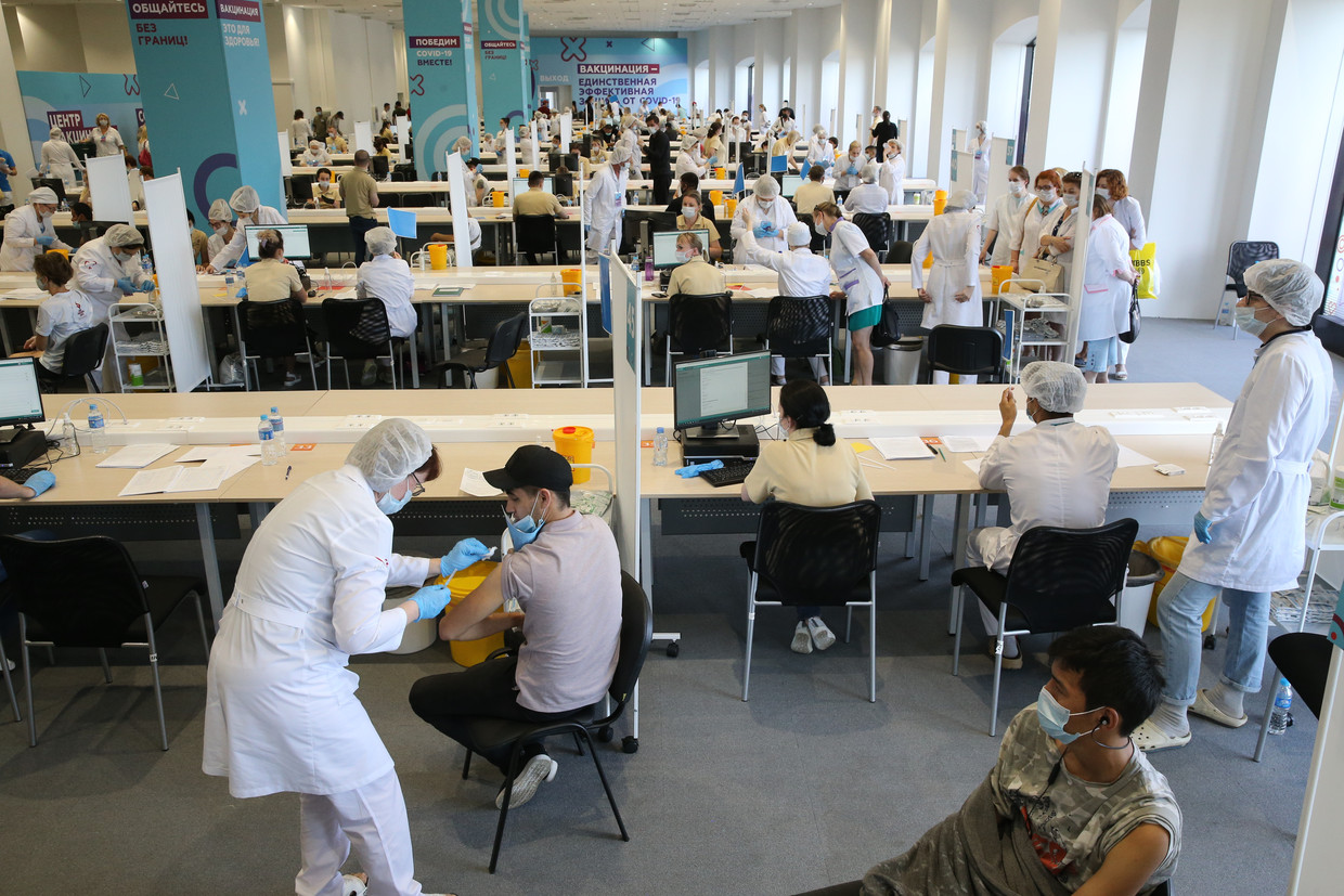 Wat opvalt in de prikfabriek in het Olympisch Stadion in Moskou is de efficiëntie van het personeel. Beeld Getty Images