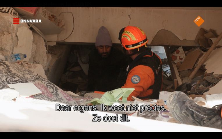 Vader Tarik hoort nog geklop. Beeld uit de documentaire 'Oranje helmen in Turkije'. Beeld 
