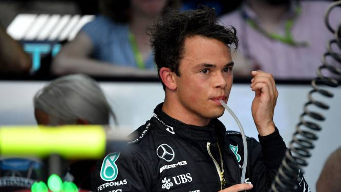 Met Lewis Hamilton op zijn oor traint Nyck de Vries naar negende tijd: ‘Zijn support was te voelen en te waarderen’