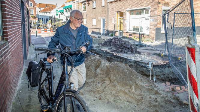Na middeleeuwse muur nu asbest in chronisch opgebroken Thoolse straat: ‘Dit is echt drama’