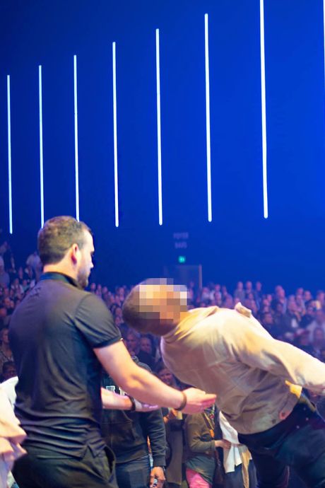 Heftige emoties, huilende kinderen en kots-emmertjes: een avond demonenuitdrijving