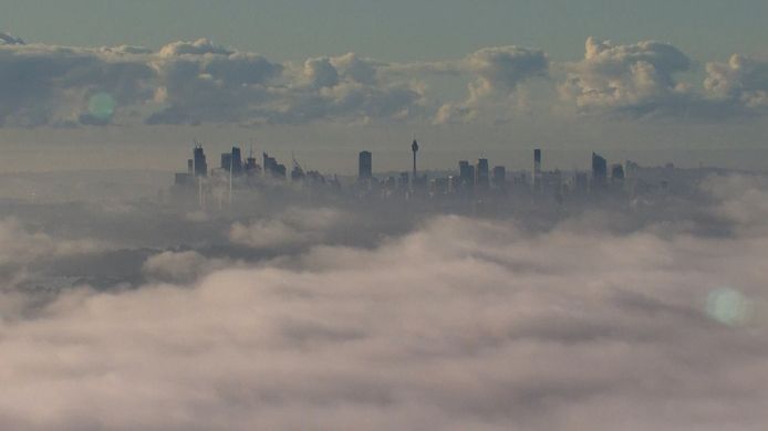 Sydney disparaît dans un brouillard, flottant dans le ciel.