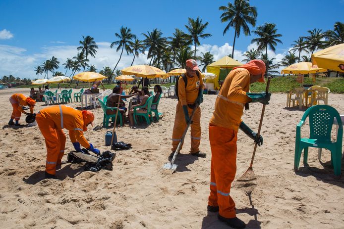 Gemeentewerkers zijn bezig de stranden schoon te maken.