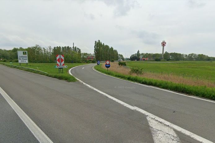 Het nieuwe gesloten terugkeercentrum zal gebouwd worden nabij de splitsing van de E40 en A10 in Jabbeke.