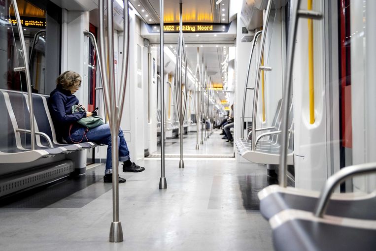 Reizigers in de metro in Amsterdam. Het  openbare stadsvervoer gaat weer meer rijden nu kinderen en jongeren meer bewegingsvrijheid krijgen in de maatregelen rondom het coronavirus.  Beeld ANP