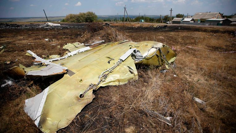 Resten van het vliegtuig op de plek van de ramp Beeld REUTERS