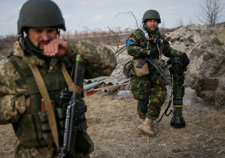 Een soldaat met een antitankwapen (rechts) aan het front ten noorden van Kyiv. Beeld Gleb Garanich / Reuters