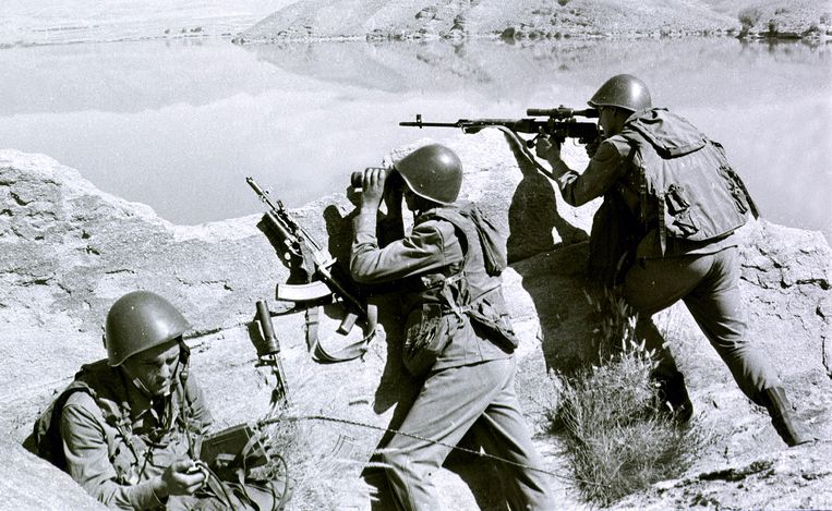 Sovjet-soldaten overschouwen het Afghaanse hoogland, in april 1988. Beeld AP
