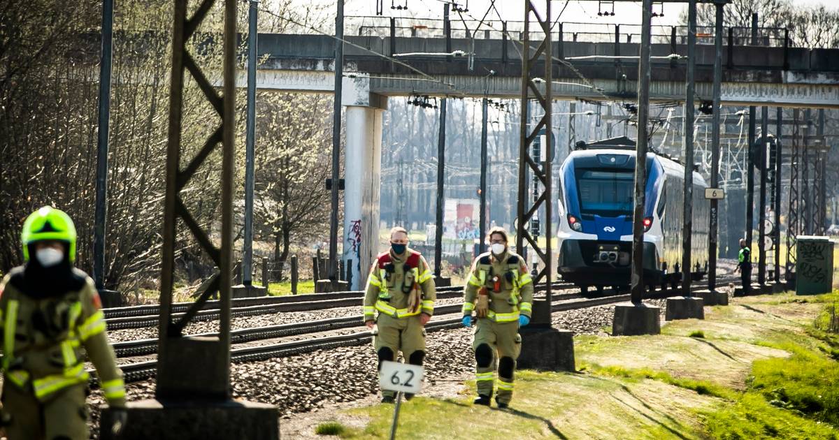 Fietser ontsnapt aan dood bij botsing met trein op onbewaakte spoorwegovergang.