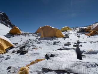 Bergbeklimmers laten tonnen afval achter op Mount Everest: "Walgelijk"