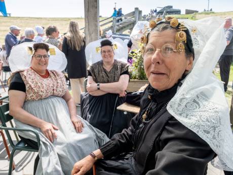 Liefhebbers van klederdracht ontmoeten elkaar in Westkapelle: ‘Ik reis heel het land door’