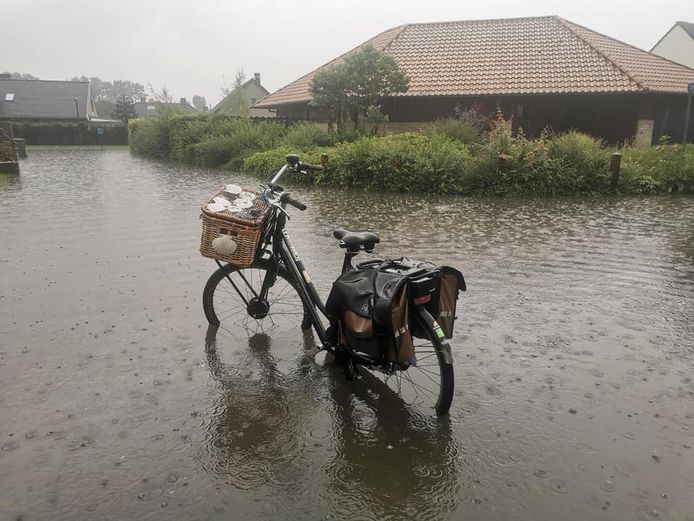 Verschillende straten in Nieuwpoort staan blank, zoals hier de Pemenhoek.