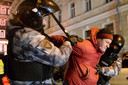 Un partisan de Navalny interpellé sur la place Rouge à Moscou ce mardi soir.