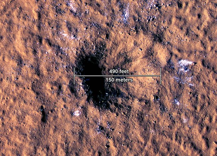 Een beeld dat is gemaakt door geavanceerde camera's op de Mars Reconnaissance Orbiter (MRO) van de NASA toont de door de meteorietinslag gevormde krater op Mars.