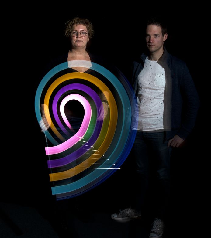 Marije Zuidweg en Ruud Ghielen met een van hun lichtkuntswerken.
foto rené manders/dci media