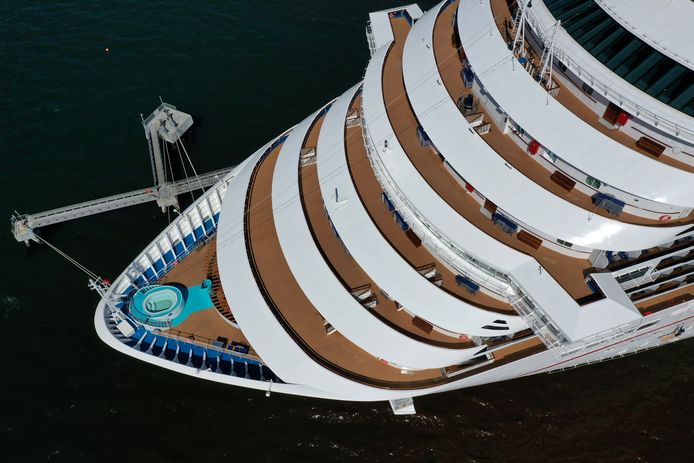 Aan boord van het cruiseschip Carnival Panorama zouden 69 bemanningsleden besmet zijn met het coronavirus. (Archiefbeeld)