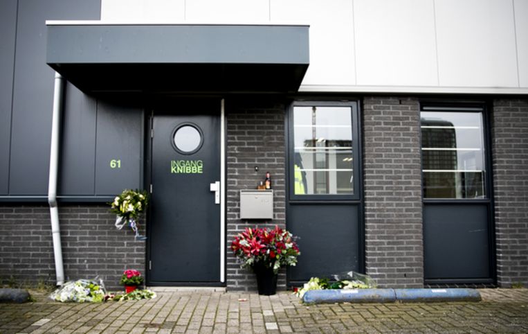 Bloemen bij het bedrijf van Reduan B., de doodgeschoten broer van de Utrechtse kroongetuige Nabil B. Beeld ANP