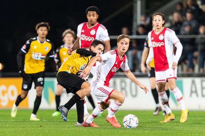 Donny Warmerdam vorige week namens Jong Ajax in actie tegen FC Eindhoven.