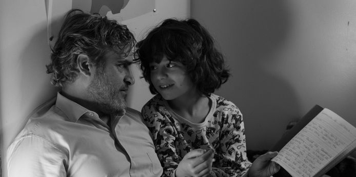 Johnny (Joaquin Phoenix) en zijn neefje Jesse.