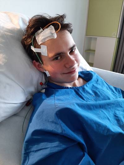 Reinharts (16) hoofdpijn kwam door een tumor, vier maanden later doet hij mee aan een triatlon