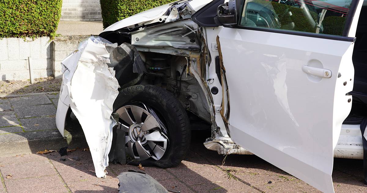 Automobiliste gewond bij botsing met vrachtwagen in Rijen.