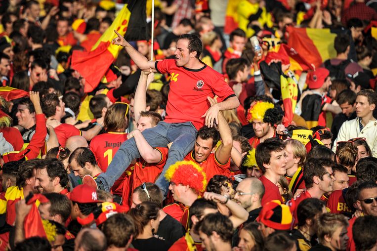 Een Belgische fan in Brussel viert de overwinning op Algerije Beeld BELGA