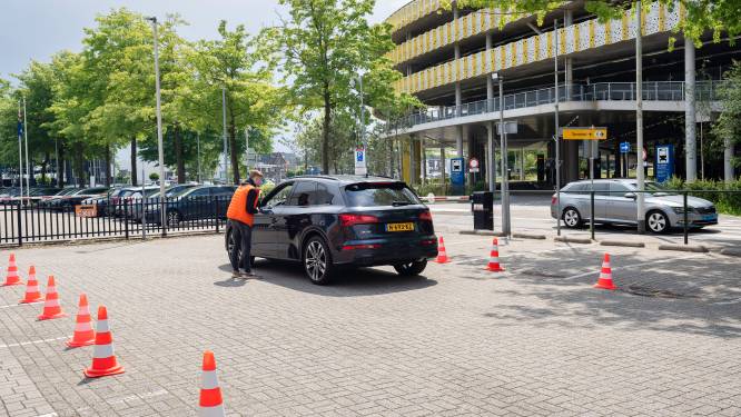 Eazzypark zet omstreden parkeerdienst voort op nieuwe locatie bij Eindhoven Airport, gemeente kondigt meteen actie aan