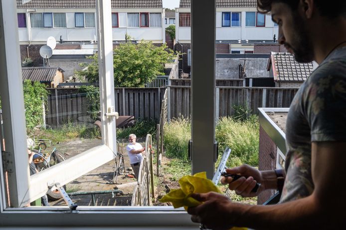 Een groep vrijwilligers is bezig met het weer leefbaar maken van een woning aan de Merelstraat.