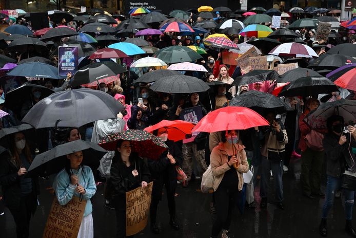 Ondanks de zware regenval in Sydney trokken zaterdag duizenden mensen de straat op om te demonstreren voor het recht op abortus.