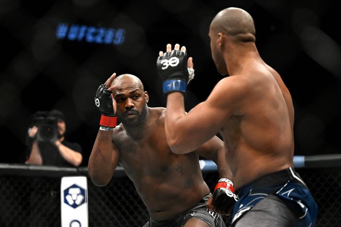 Jon Jones (links) tegen Ciryl Gane.