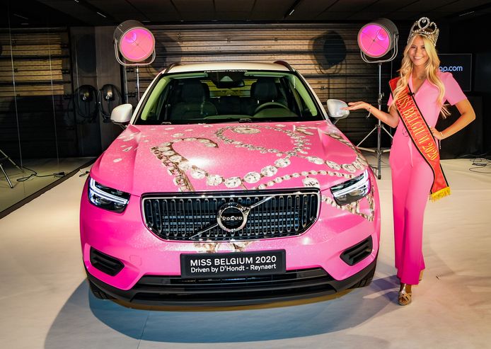 elf Glimlach Verslaafde Miss België neemt roze droomauto in ontvangst en komt zo eindelijk nog eens  in het publiek | Showbizz | hln.be