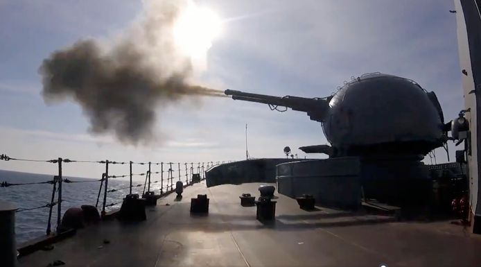 Beeld van vorige week waarbij kruiser Moskva het vuur opent tijdens militaire oefeningen in de Zwarte Zee nabij de Krim. Deze foto is verspreid door het Russische ministerie van Defensie.