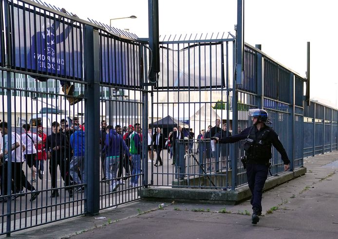 Heel wat mensen klommen over de hekken en wisten zo het nationale stadion van Frankrijk in Saint-Denis binnen te dringen.