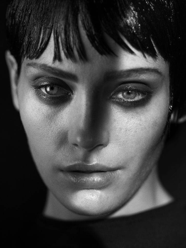 Lindbergh had een zesde zintuig voor elegantie. Maar zijn foto’s stralen ook iets desolaat, somber en afstandelijk uit, alsof zijn modellen een kern van leeg, diep verdriet meetorsen. Beeld Peter Lindbergh courtesy Peter Lindbergh Foundation